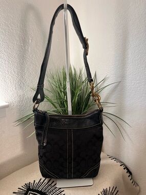 COACH Signature Crossbody Shoulder Bag E065-10402
